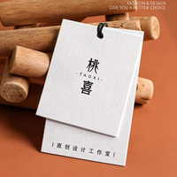 Étiquettes volantes de luxe personnalisées en papier gaufré texture poire avec cordon pour vêtements et étiquettes de prix