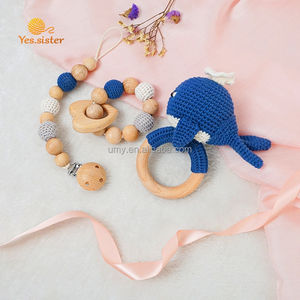 Set de Regalo <span class=keywords><strong>Personalizado</strong></span> para Bebé Recién Nacido, Mordedor y Sonajero de <span class=keywords><strong>Madera</strong></span> Orgánica con Diseño de Ballena Tejida a Crochet - Product Image 5