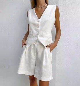 Elegancia de verano con este conjunto de chaleco sin mangas de algodón y lino y pantalones cortos, con delicados detalles de encaje para un estilo transpirable. - Product Image 2