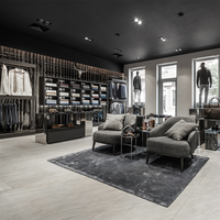 Meuble mural personnalisé pour hommes au détail Vitrine de vêtements en bois sur mesure Magasin de vêtements Design d'intérieur