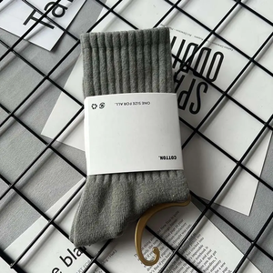 Chất Lượng Cao Người Đàn Ông Của Bông Crew Socks Rắn Đầy Màu Sắc Với Biểu Tượng Tùy Chỉnh Dệt Kim Dưới Thiết Kế Thấp Moq Bán Buôn Cho Nam Giới Phụ Nữ Vớ - Product Image 4