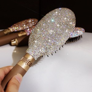 Cepillo de Masaje Capilar de Lujo Portátil con Incrustaciones de Diamantes - Peine de Cerdas Antiestáticas con Pedrería para Peluquería - Product Image 2