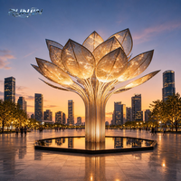 Grande sculpture d'arbre feuille de lotus en acier inoxydable doré, éclairée par LED, avec pétales radiaux en maille creuse et tronc multi-branches, personnalisable, pour monument ou point de repère