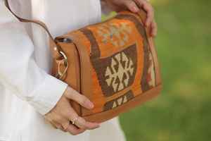 Sac bandoulière classique en cuir pour homme, sac polyvalent et tendance pour le bureau, les voyages ou les sorties décontractées, fabriqué en cuir souple de haute qualité - Product Image 2