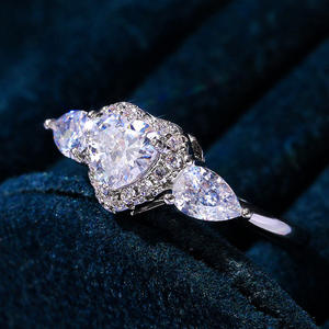 Anello da Donna F739 in Oro Bianco con Diamante Naturale Taglio a Pera Colore D, Anello di Fidanzamento con Diamanti Laterali - Product Image 1