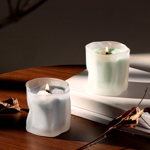 Velas Aromáticas de Tendencia, en Vasos de Vidrio Esmerilado Irregular, con Mecha de Madera y Cristal Crudo, para Decoración del Hogar y Mesa - Product Image 1