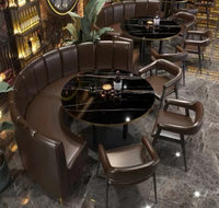 Ensemble de mobilier de bar de luxe industriel avec sièges incurvés brun foncé, canapés et tables à plateau en pierre, adapté aux bars