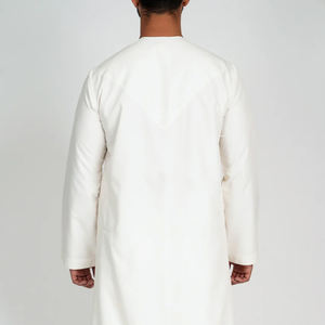 Vente directe usine – Thobes décontractés pour hommes de qualité supérieure, col rond, manches longues, brodés, longueur ras du sol, en polyester léger - Product Image 6