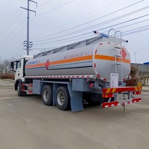 Camion-citerne HOWO TX 6x4 20000L pour le transport de carburant, de diesel inflammable et de marchandises dangereuses - Product Image 4