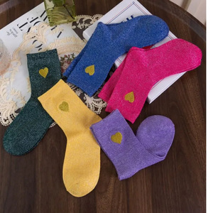 Chaussettes pour femmes brillantes et scintillantes avec broderie de cœur doré, chaussettes mi-hautes douces et décontractées pour filles, chaussettes de mode pour tous les jours - Product Image 6
