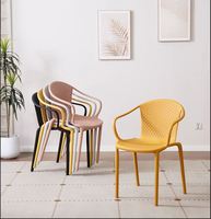 Chaise de salle à manger moderne en plastique monobloc de style nordique, portable, couleur personnalisée, chaise de salle à manger en plastique PP sans accoudoirs