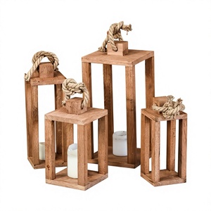Lanterne en bois naturel faite à la main avec panneaux en verre et impression personnalisable pour la décoration de Noël à la maison, écologique - Product Image 1