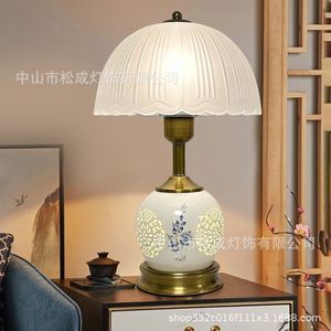 Lámpara de Noche Retro de Cerámica para Dormitorio, Decoración, Estilo Europeo, Americano y Francés, Mini Lámpara de Mesa con Flores de Cristal - Product Image 4