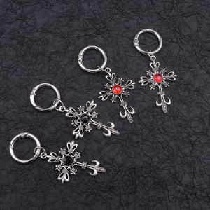 Colgante de Cruz Gótica con Rubí y Gema Negra para Botas Martin, Amuleto Metálico, Joyería, Accesorio de Moda - Product Image 4