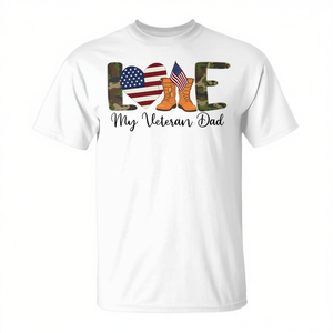 Camiseta del Día de los Veteranos con estampado de la bandera de EE. UU. y botas de combate con camuflaje, con la frase 'Love My Veteran Dad'. - Product Image 1