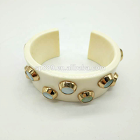 Vente en gros d'accessoires simples et élégants en écaille de tortue pour femmes Bracelet manchette en acétate blanc en forme d'ongle Fêtes Mariages