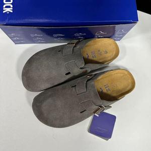 Mules minimalistes de loisirs à bout fermé en daim, légères, avec semelle intérieure en liège, type sabots Birkenstock - Product Image 5