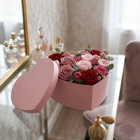 Op maat gemaakte elegante roze hartvormige doos met deksel en bodem, stevige verpakking voor Valentijnsroos cadeau, aangepaste logo maat