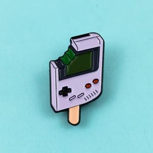 Broche con Diseño de Consola de Videojuegos de la Infancia, Insignia Metálica Creativa Personalizada con Diseño de Helado, Decoración para Ropa Infantil - Product Image 3