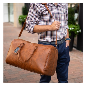 Un compañero de viaje versátil. Esta bolsa de lona 100% de cuero genuino es ideal para sesiones de gimnasio, viajes por carretera y vacaciones cortas. - Product Image 1