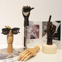 Mannequin de main en bois massif avec support de présentation de gants réaliste pour vitrine de magasin de vêtements moderne, idéal pour les bijoux et les bagues