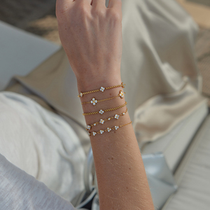 Bracciale <span class=keywords><strong>J</strong></span>&D Jewelry Lucky Leaf con Zirconi Cubici, Placcato Oro 18K in Acciaio Inossidabile, Collana con Quadrifoglio in Zirconia Cubica per Donne - Product Image 1