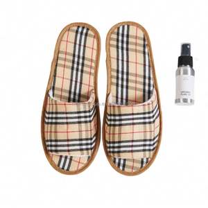 Vente en gros de pantoufles d'été pour femmes, logo personnalisé OEM, PVC, bout fermé, intérieur en velours, semelle EVA de 5 mm, usage hôtelier, plage en plein air, unisexe - Product Image 1