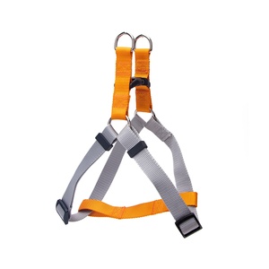 Imbracatura triangolare per cani: design ergonomico, facile regolazione, materiale resistente; ideale per passeggiate sicure e confortevoli. - Product Image 1