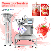 Équipement de remplissage de poches souples pour les producteurs de boissons ayant besoin d'un emballage efficace pour le jus de fraise