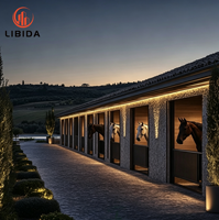 Grande grange équestre préfabriquée en acier, abri pour chevaux imperméable à montage rapide pour manège et projet d'élevage de chevaux