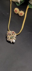 Conjunto de collar choker chapado en oro del sur de la India con piedras de diamante americano y un delicado colgante de perla. - Product Image 2