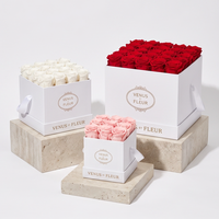 Boîte à fleurs carrée élégante de marque personnalisée avec poignée en ruban de soie, boîte cadeau en papier de qualité supérieure avec couvercle pour arrangement de roses préservées
