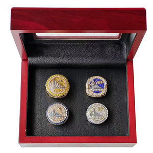 Bijoux populaires Bague de championnat de <span class=keywords><strong>basket</strong></span>-ball Boîte-cadeau haute Curry <span class=keywords><strong>Golden</strong></span> <span class=keywords><strong>State</strong></span> <span class=keywords><strong>Warriors</strong></span> <span class=keywords><strong>Ensemble</strong></span> de 4 bagues de championnat - Product Image 1