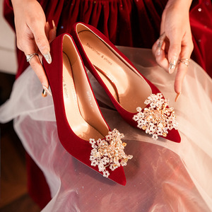 8777H-021 Sandalias de Tacón Alto con Punta en Pico y Tacones de Aguja, de Terciopelo Rojo, con Decoración Floral, para Bodas, Fiestas Nupciales, Estilo Elegante - Product Image 2
