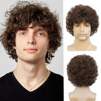 Perruque Courte Bouclée Marron Super Qualité pour Homme JAMBALAYA, Effet Volumineux avec Frange, Cheveux Synthétiques, Système de Remplacement Capillaire pour Hommes