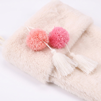 Chaussette de Noël en fausse fourrure rose avec pompon et gland en peluche pour la décoration hivernale de la chambre des filles