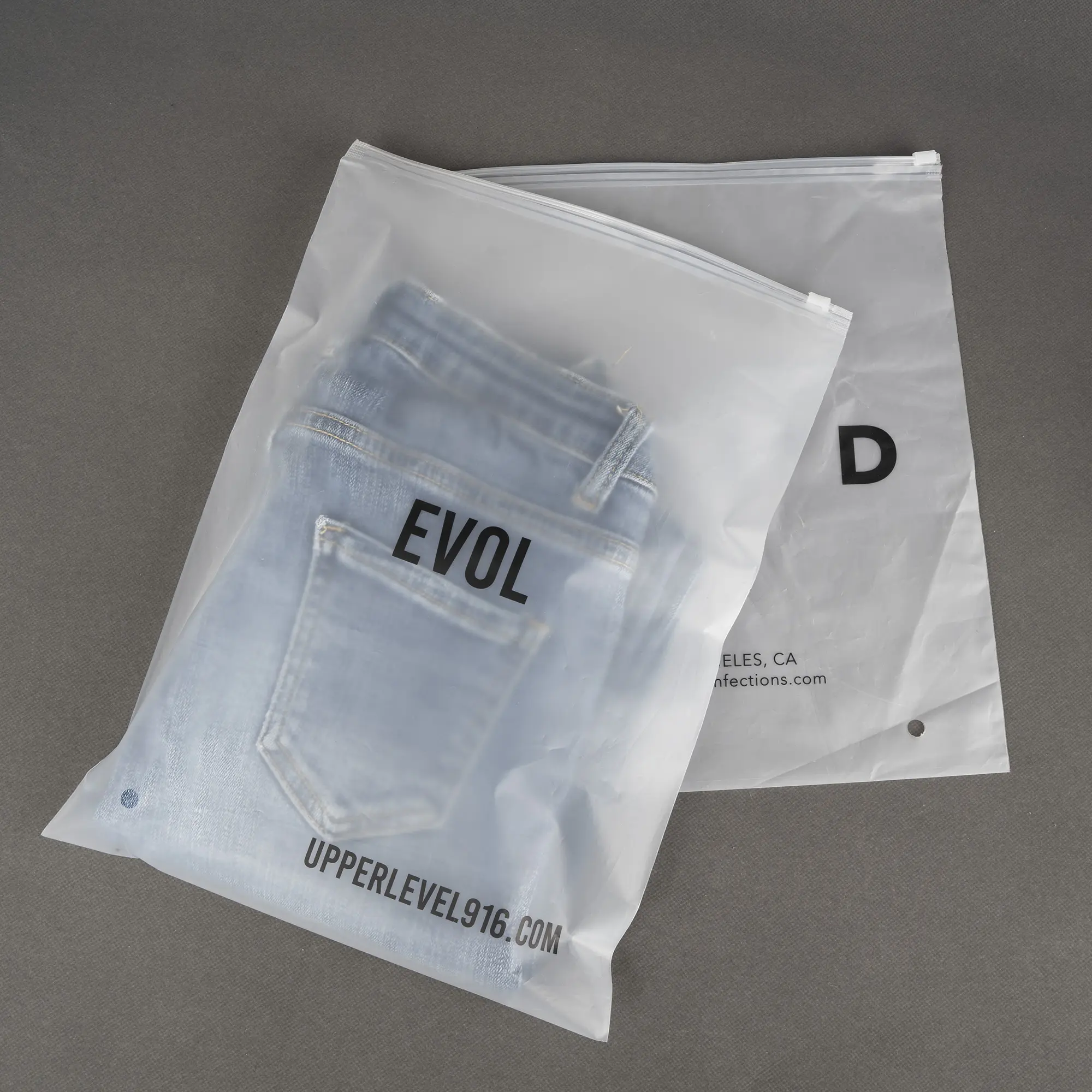 Bolsa de cremallera esmerilada biodegradable impresa personalizada ecológica para ropa embalaje bolsa de cremallera de plástico