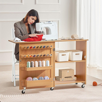 Table de couture compacte multifonction OEM/ODM personnalisée avec roulettes, plateaux de rangement, chevilles en bois, portes magnétiques et armoire de couture pliable