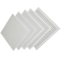 Panneau de plafond acoustique décoratif en acier galvanisé perforé, imperméable, résistant au feu, à trous carrés, artistique