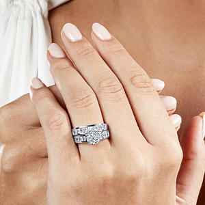 Set di Gioielli da Sposa Q713, Anello di Fidanzamento in Oro Bianco con Diamante Taglio Brillante Rotondo, Gioielleria Fine da Donna - Product Image 3