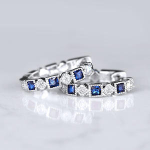 Pendientes Huggie de Oro Blanco con Zafiro y Diamantes de Corte Princesa, Diseño Geométrico con Engaste de Bisel, para Uso Diario de Mujer, Clásicos - Product Image 3