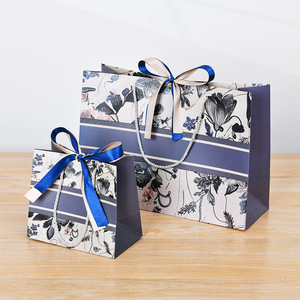 Sac en papier blanc de luxe à 3 couches imprimé sur mesure, écologique, brillant, avec poignée en ruban et estampage à chaud pour vêtements - Product Image 3