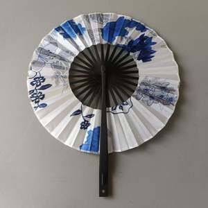 Éventail pliant vintage pour femme, motif fleur de cerisier sculpté, en bambou et tissu teinté, avec pompon, style artisanal élégant, os noir - Product Image 1