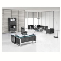 Bureau de direction moderne en verre, poste de travail informatique, mobilier high-tech pour espace de travail d'entreprise