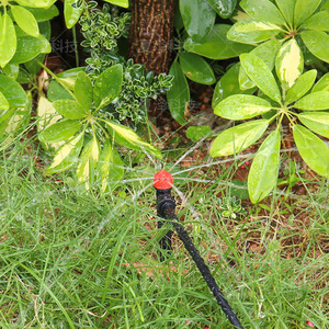 Kit d'irrigation goutte-à-goutte à connexion rapide, 8 trous, goutteurs au sol réglables rouges pour usage en jardin - Product Image 1