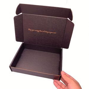 กล่องกระดาษลูกฟูกสีดำออกแบบโลโก้ได้ตามต้องการกล่องจัดส่งเป็นมิตรกับสิ่งแวดล้อมกล่องจดหมายกระดาษสีดำพร้อมโลโก้สีทอง - Product Image 3