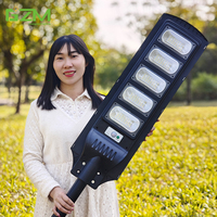 Éclairage public extérieur haute luminosité IP67 télécommande 50w 100w 150w 200w 300w tout en un lampadaire extérieur à énergie solaire