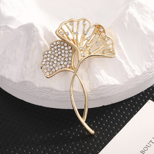 Broche en forme de feuille de Ginkgo pour femme, en alliage de zinc, incrustée de zircon, accessoire artistique cadeau - Product Image 2