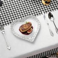 Assiettes de présentation modernes en plastique jetables martelées en forme de cœur de 7,5 po avec bord doré ou argenté pour réceptions, banquets et traiteurs
