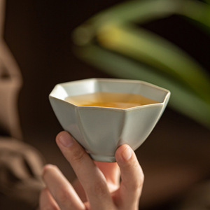 Taza de té octogonal de porcelana Ru Ware con esmalte craquelado, taza de té tradicional china de Kung Fu para uso doméstico. - Product Image 1